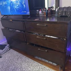 Dresser With Mirror 