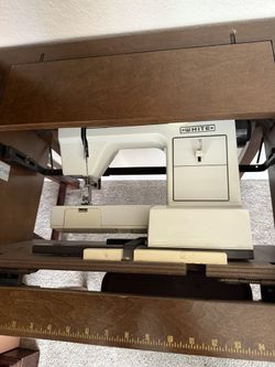 SEWING MACHINE IN CASE