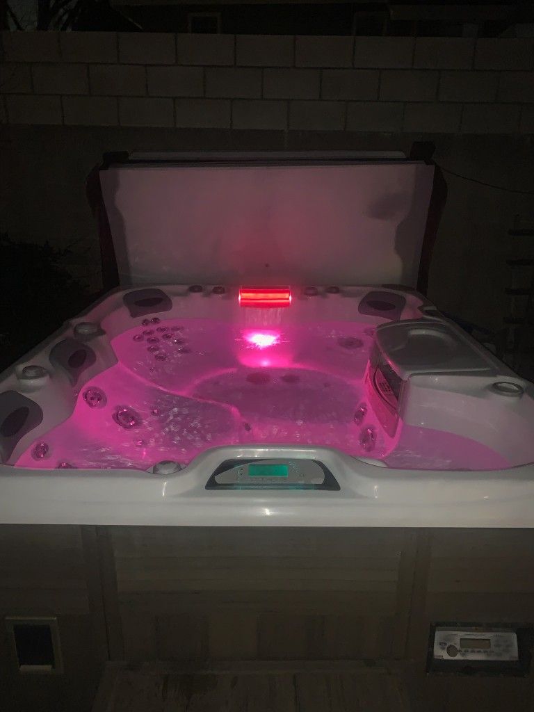 Very Clean 4 Person Sundance Jacuzzi Spa. ////////////