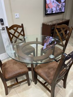 Dinner table /4 chairs