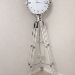 Luxury Chrome Collection – Reloj Howard Miller + Lámpara Moderna + Escultura de Diseño (Combo Exclusivo)