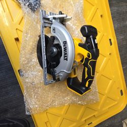 DEWALT 20VMAX XR BRUSHLESS 6-1/2"(165MM) CORDLESS CIRCULAR SAW NEW (TOOL ONLY) 