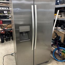 Whirlpool Refrigerator Plus  Freezer 400$