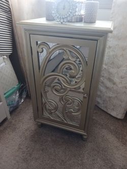 Gold mirror stand