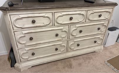 Queen bedframe and dresser