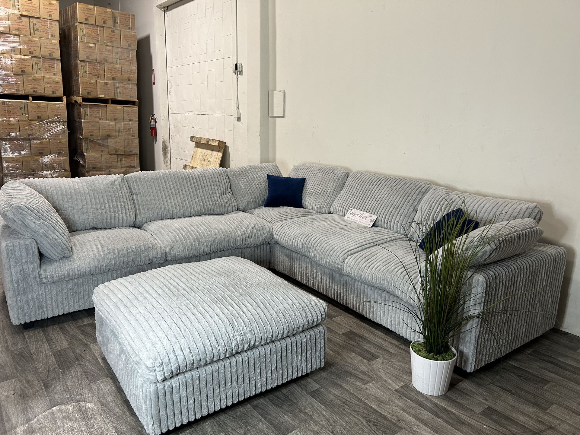 BRAND NEW IN BOX! 6 Piece CLOUD Modular Sectional Couch (FREE DELIVERY 🚚)