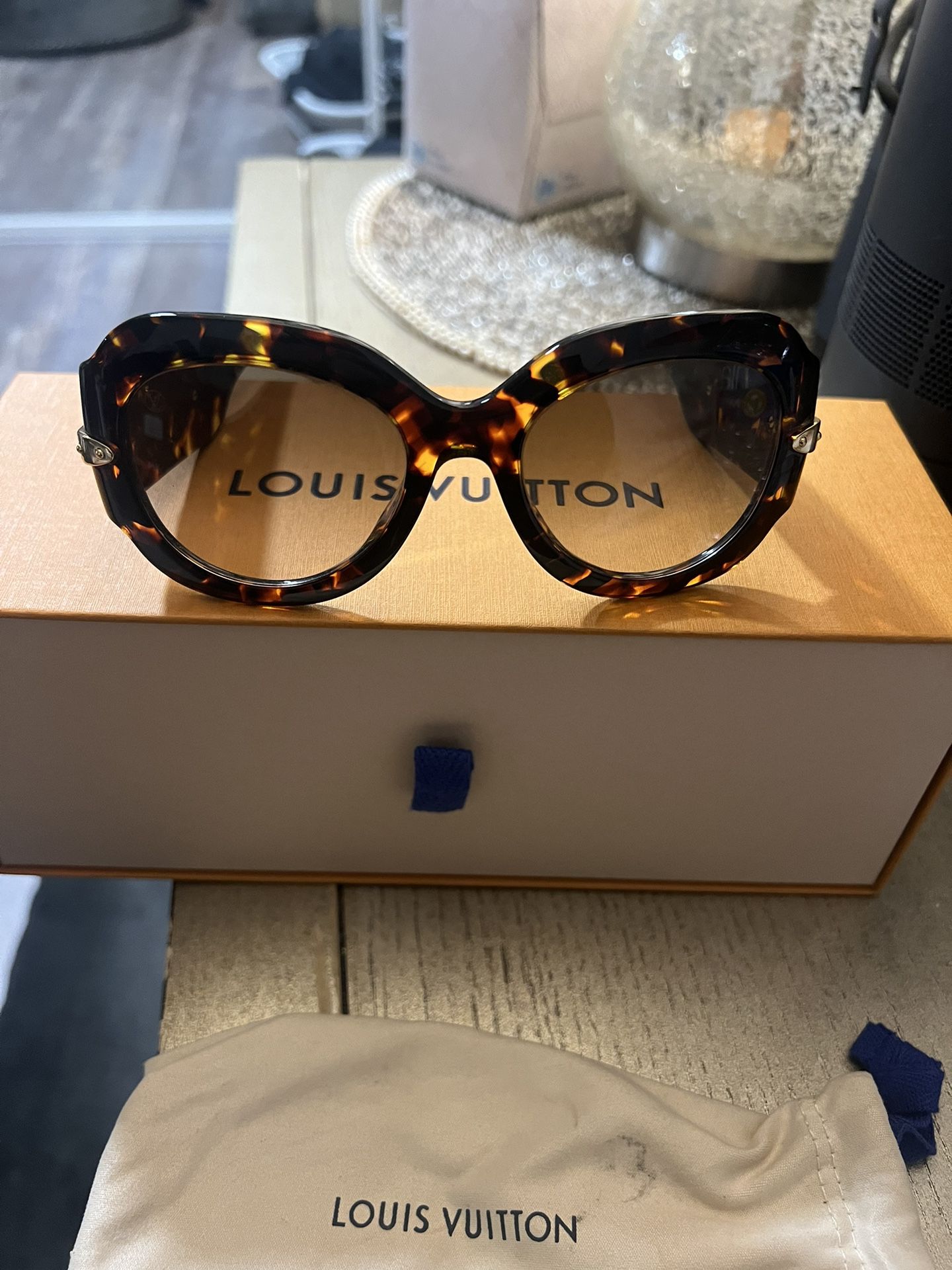 Authentic Louis Vuitton Women's sunglasses for Sale in Norwalk
