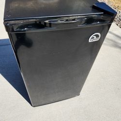 mini fridge - Igloo
17.5x18x31H"
clean
works good
$45