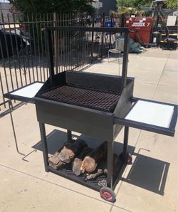 Santa María grill. Asador Santa María para usarse con carbón o leña