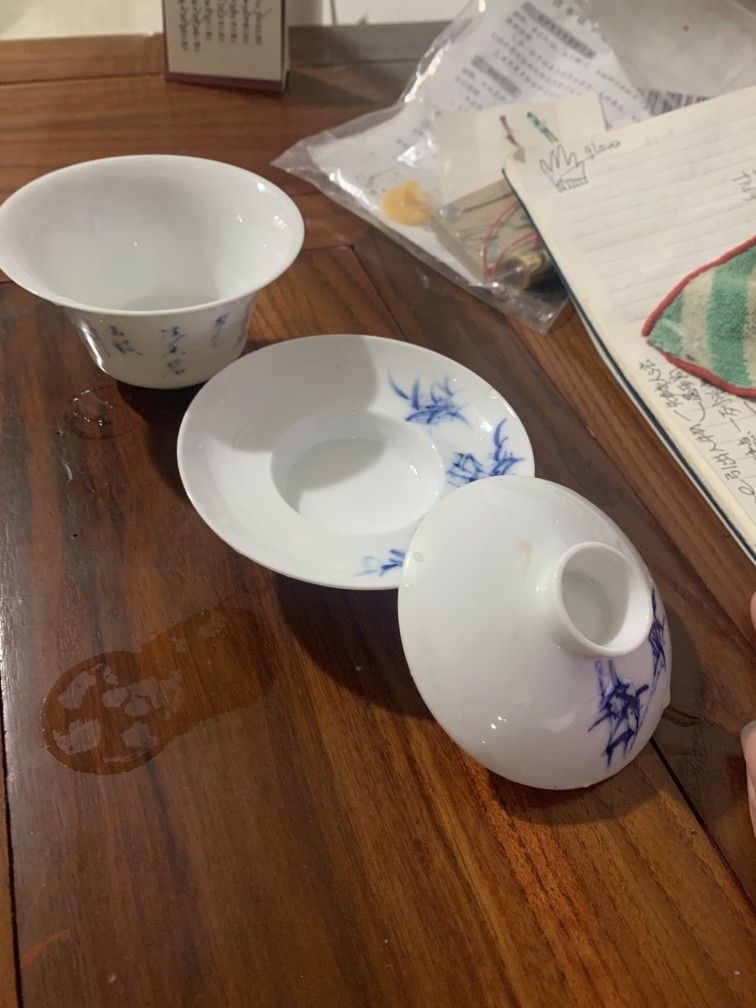 Small porcelain tea bowl with knob