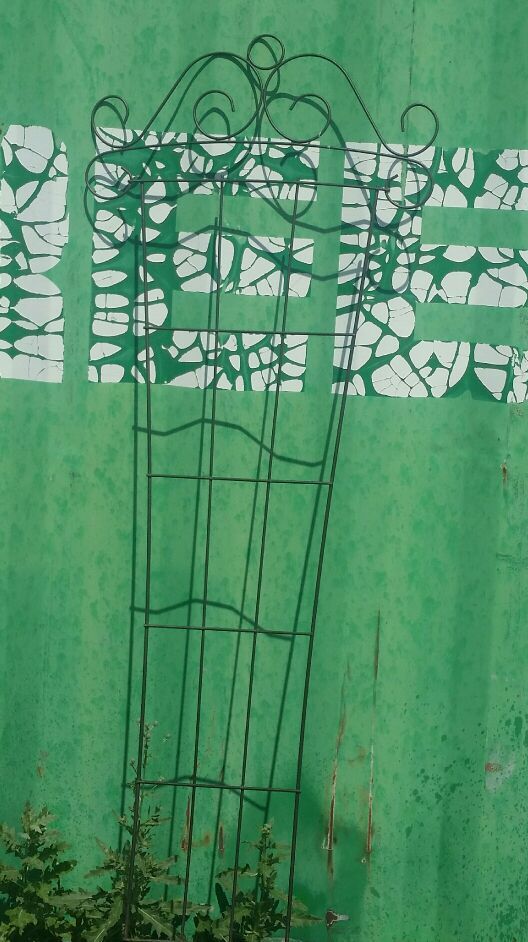 Metal trellises for your yard. 2 seven ft tall & 4 2 to 3 ft tall pd over 10 to 15 asking 6 ea
