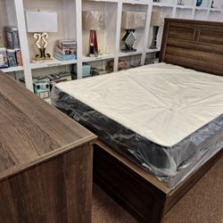 251.... Queen Bed Dresser And Mirror 