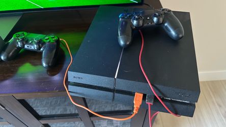 PlayStation 4 + 2 controllers