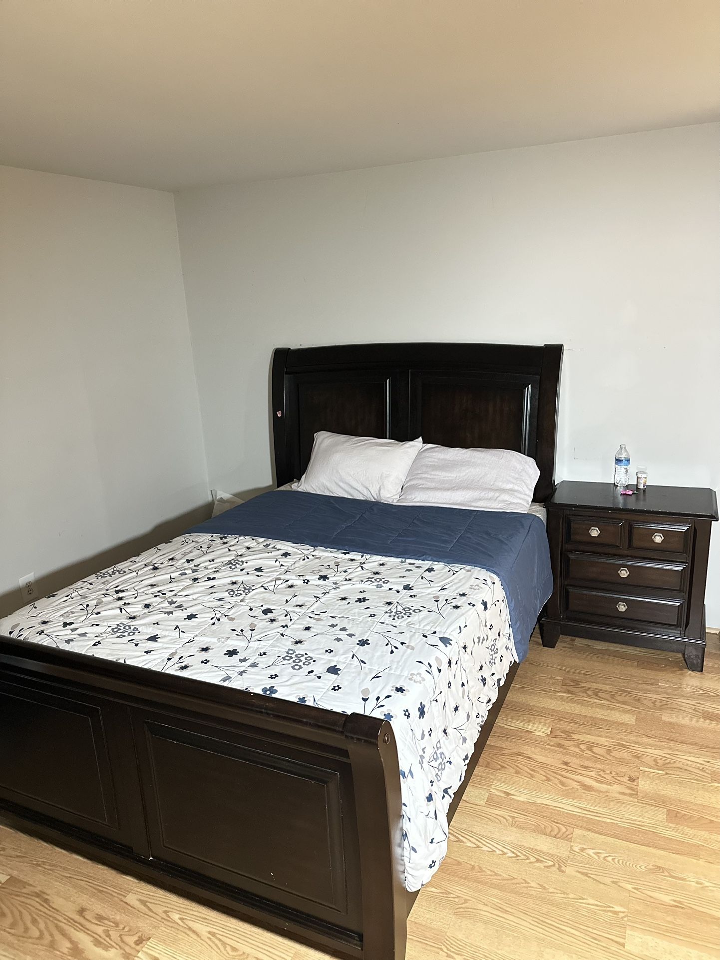 Queen Bedroom Set – Bed, Dresser, Chest & Nightstand