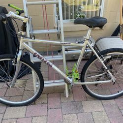 UNIVEGA 702 Mountain Bike - 20” Lightweight Aluminum Frame - 18 Speed - 26” Rims/Tires (MINT COND)