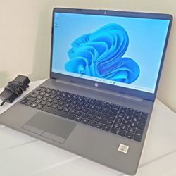 15.6" HP Laptop 2022 Model - Intel Core i3 3.4ghz, 16gb DDR4 RAM, NVME 256gb SSD, Light Gaming UHD GPU (Fortnite), USB-C, Windows 11 Pro
