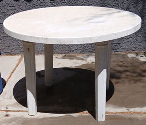 Round Plastic Table with Detachable Legs. Indoor/Outdoor