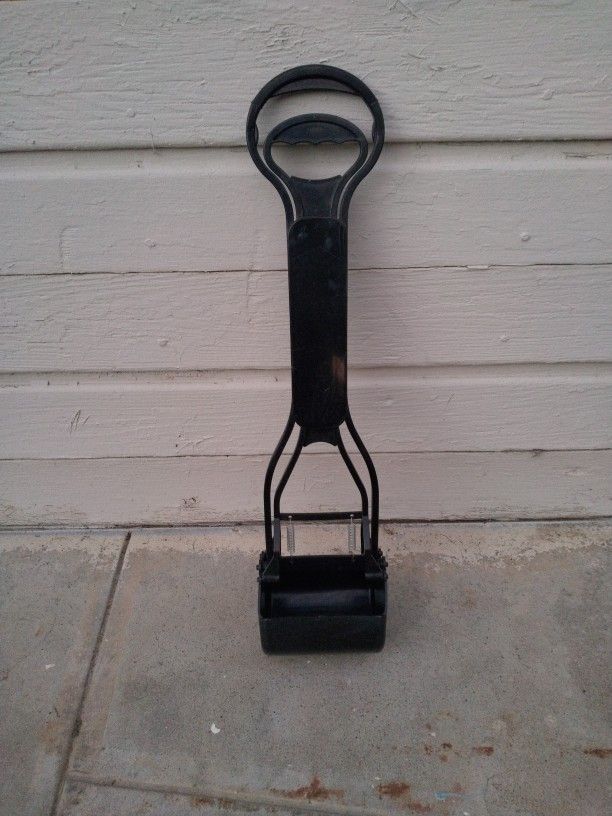 Four Paws Allen's Spring Action Pooper Scooper.