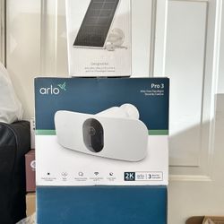 Arlo Pro 3 flood Light with Solar Charger Panel