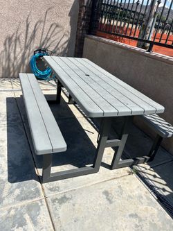 Picnic table