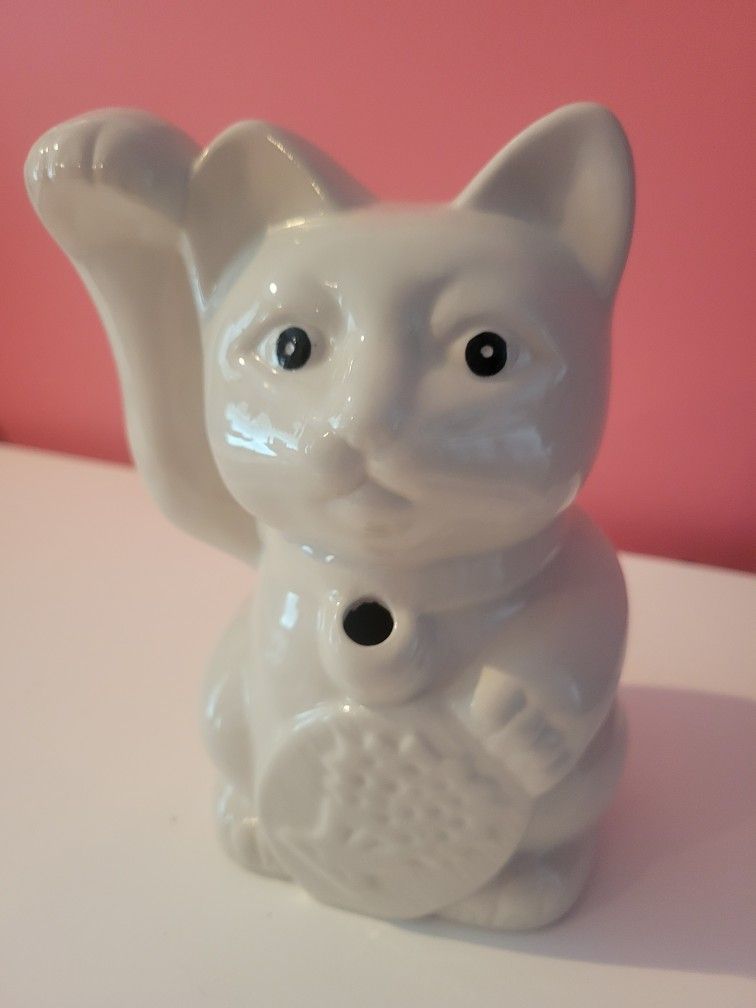 Cat Sculpture/Teapot – Brand New – $5