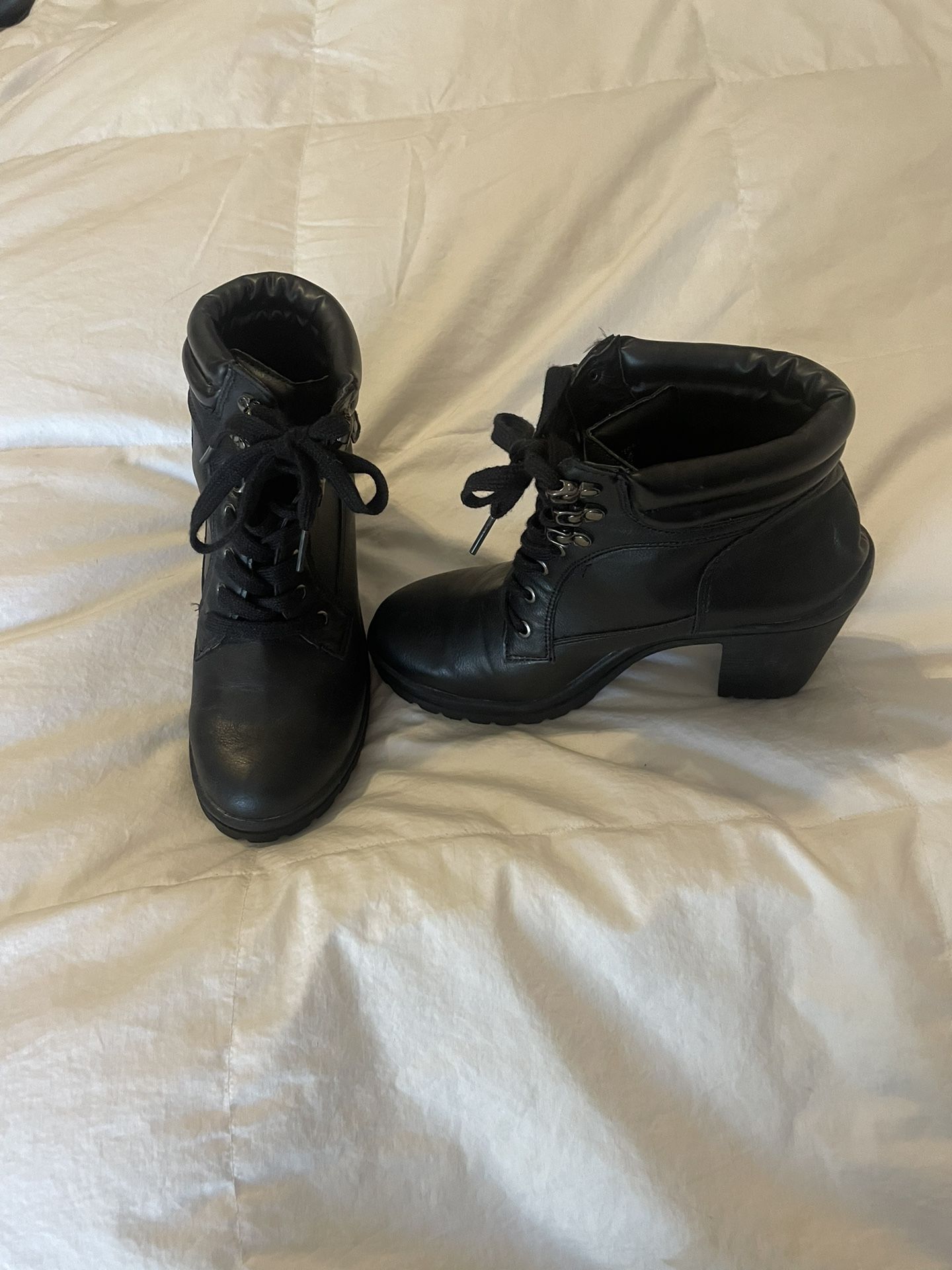 Woman’s Lace Up Boot Size 9