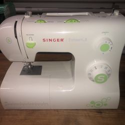Singer Sewing Machine 