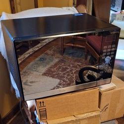 Oster Microwave 1,000 Watts  Like New