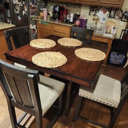 Family Room Table And Chairs