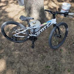 Scott Scale 24 (7 speed) With Disc Brakes.