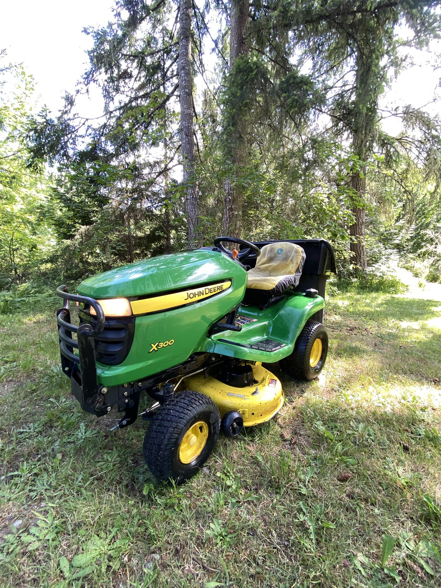 FS: John Deere X300 Mower Riding Lawnmower w/ Bagger System