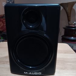 M-AUDIO MODEL AV40 SPEAKER. RIGHT SIDE