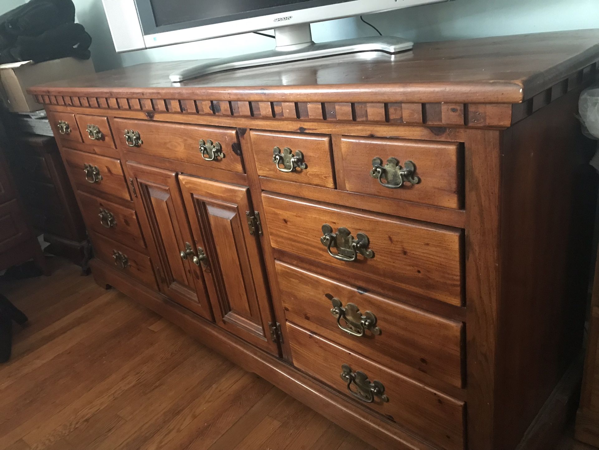 Colonial Pine Queen Bedroom Set