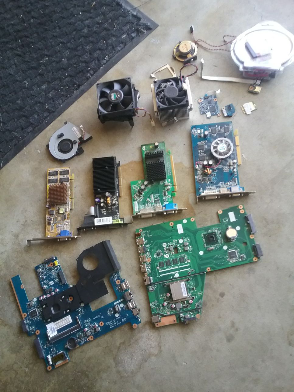 Assortment of laptop/Computer parts
