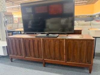 Mid-Century Modern  Wood TV stand，$220