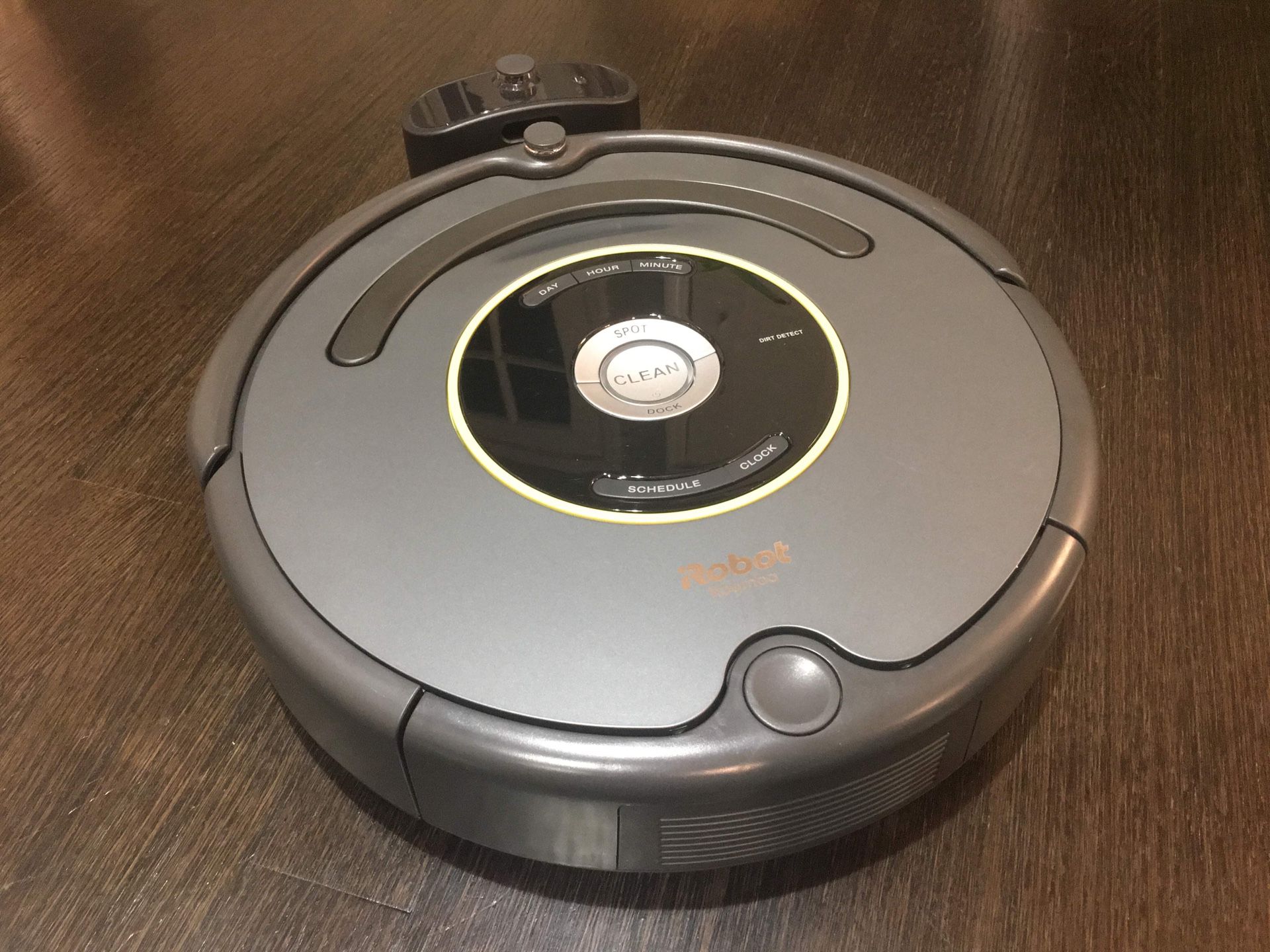iRobot Roomba 652 Vacuuming Robot