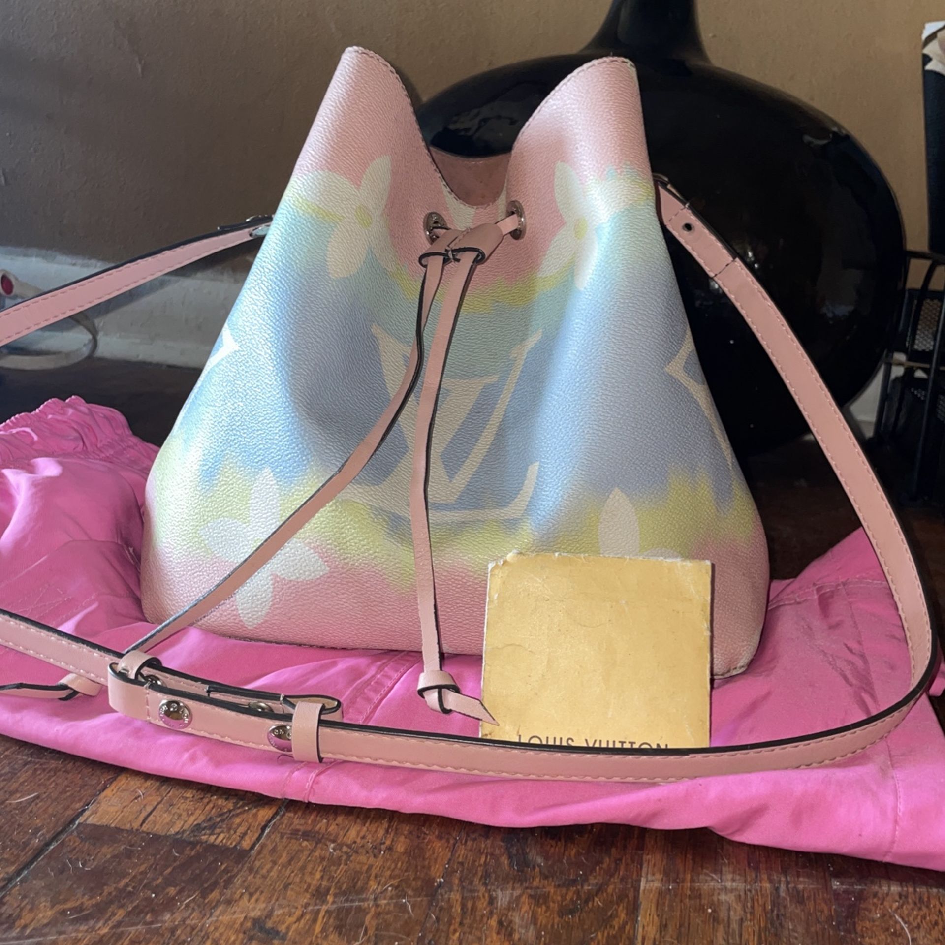 Authentic Louis Vuitton Neoneo Escale