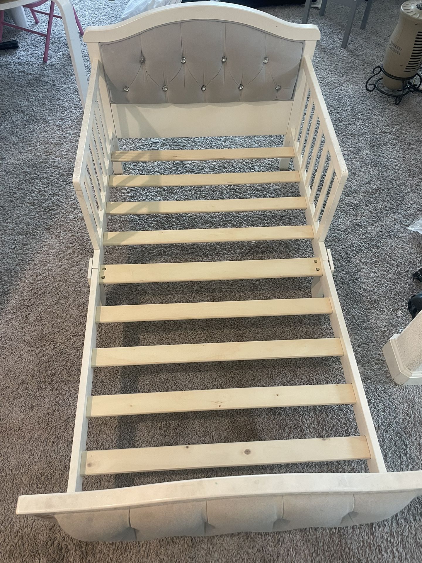 Toddler bed With Free mattress 