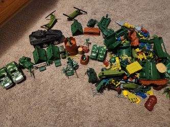 Toy army soldiers and accessories