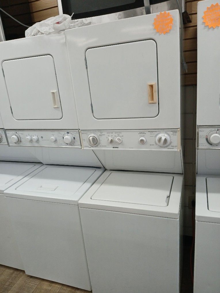 Kenmore Stackable120v Gas 24"wide 72"tall 28"deep Washer Dryer Combo In Excellent Condition