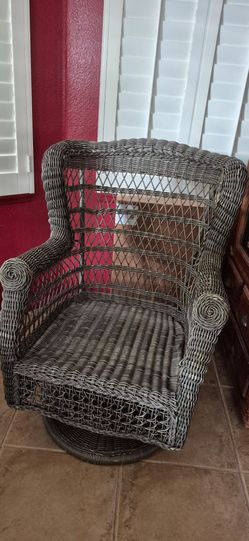 INDOOR  &  OUTDOOR  SLIGHTY  USED  SWIVEL  RATTAN CHAIR
