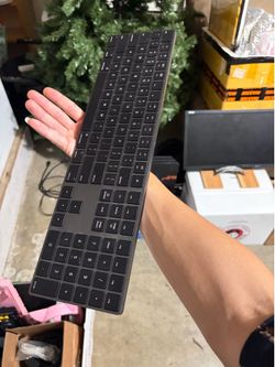 Apple wireless keyboard with numberic pad.