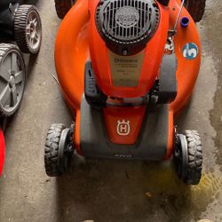 Husqvarna lawn Moore 725 motor this is all wheel drive it’s a beast it’s a newer machine no bad it’s ready to go you can tell it’s the new machine it