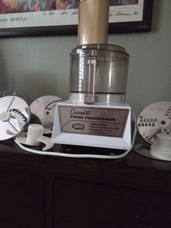 Cuisinart Food Processor with 13c bowl, 5 blades n xtra bowl, gently used heavy $75.00