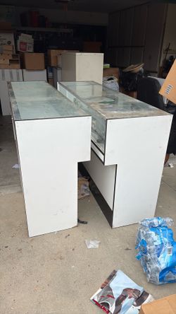 Glass Jewelry displays for businesses