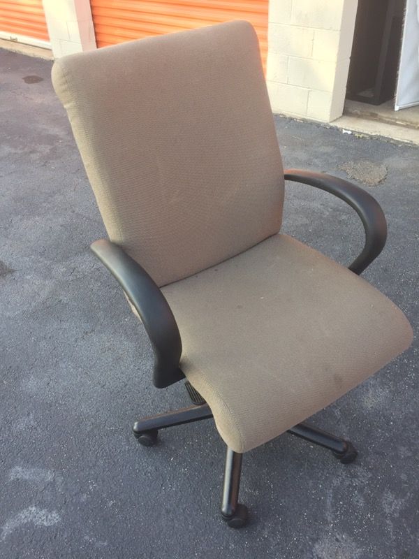 Very nice office rolling chair