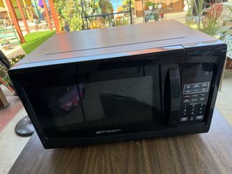 EMERSON Black Microwave