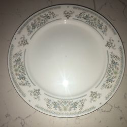 Eleven Dinnerware (6) dishes 10.5”. (5) dishes 7.5”
