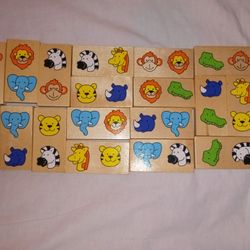 18 PIECE WOODEN DOMINOES WITH ANIMAL CHARACTERS