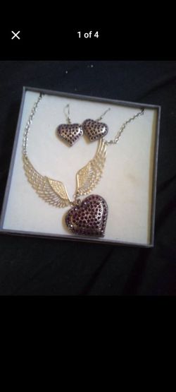 $4.00 necklace nd earrings New